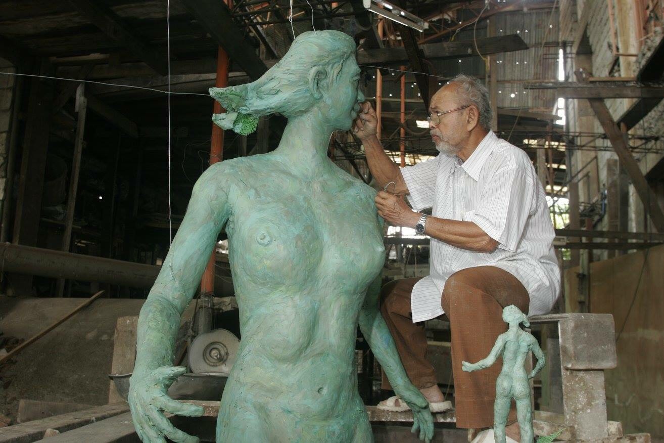 FATHER OF PHILIPPINE MODERN SCULPTURE. National Artist for Sculpture Napoleon Abueva at work. Photo by Melvyn Calderon 