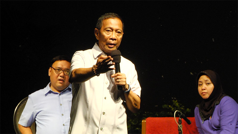 UPLB students to Binay: Fulfill promises, or we oust you as president