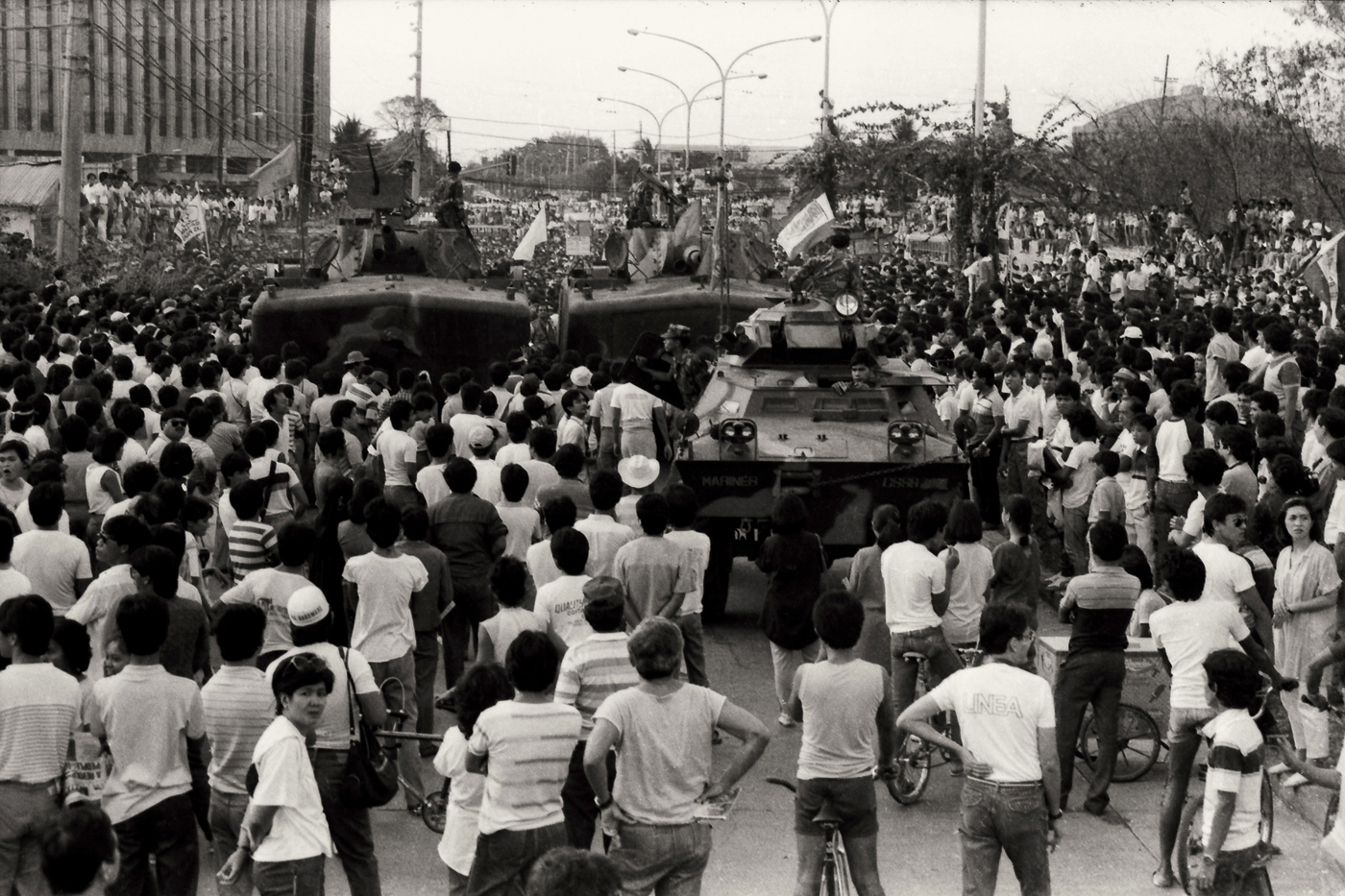 Edsa-1986-People-Power-Romy-Mariano-019.jpg