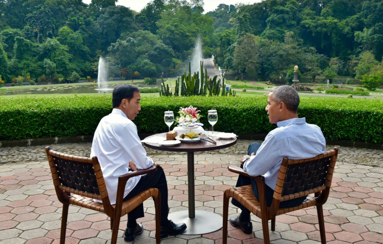 Foto Obrolan Santai Jokowi Dan Obama Di Tengah Guyuran Hujan