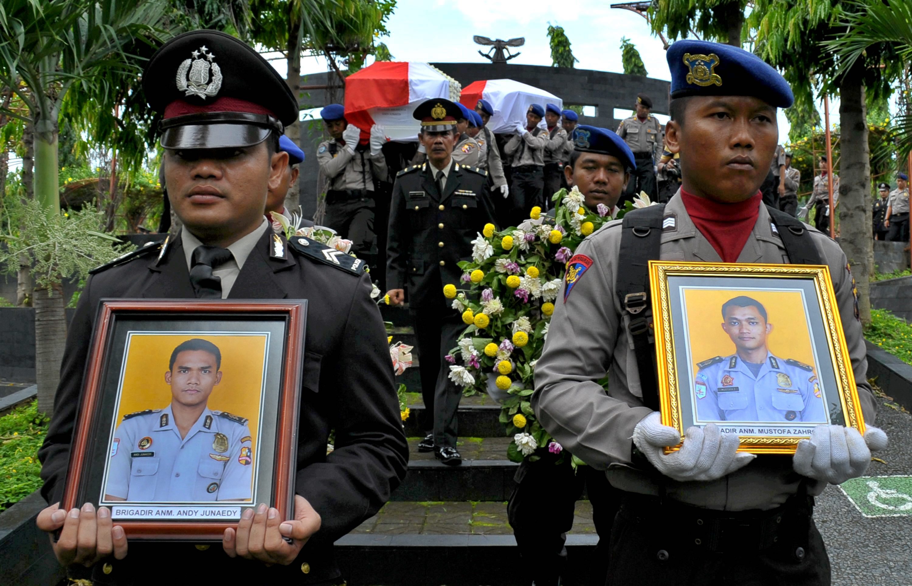 Jenazah Brigadir Mustofa, korban jatuhnya pesawat Polri, dimakamkan di