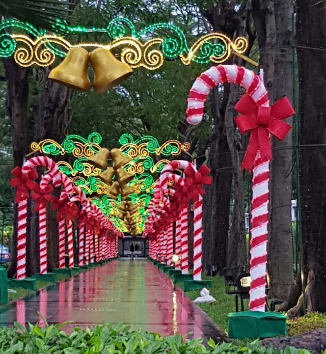 Kemeriahan dekorasi  Natal  di penjuru Ibukota