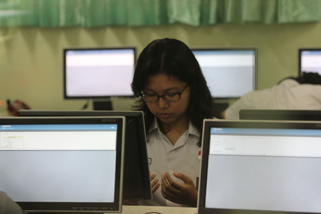 Seorang siswi berdoa sebelum melaksanakan Ujian Nasional, Senin, 13 April 2015. Foto oleh Gatta Dewabrata/Rappler