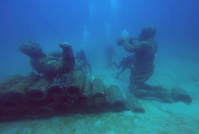 Cantiknya Atlantis tersembunyi di  bawah laut  Pulau 