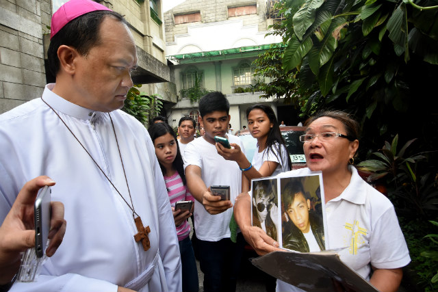 EXTRAJUDICIAL KILLINGS. Kalookan Bishop Pablo Virgilio David listens to a woman lamenting extrajudicial killings (EJKs) in her community, after a Mass for EJK victims on July 2, 2017. Photo by Angie de Silva/Rappler