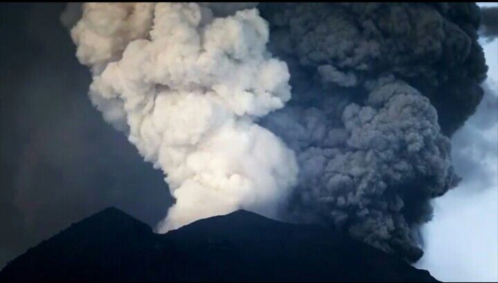 Dua lubang baru muncul di kawah Gunung Agung, asap hitam ...