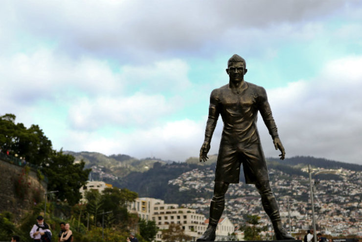 27+ Cristiano Ronaldo Statue Funchal Background