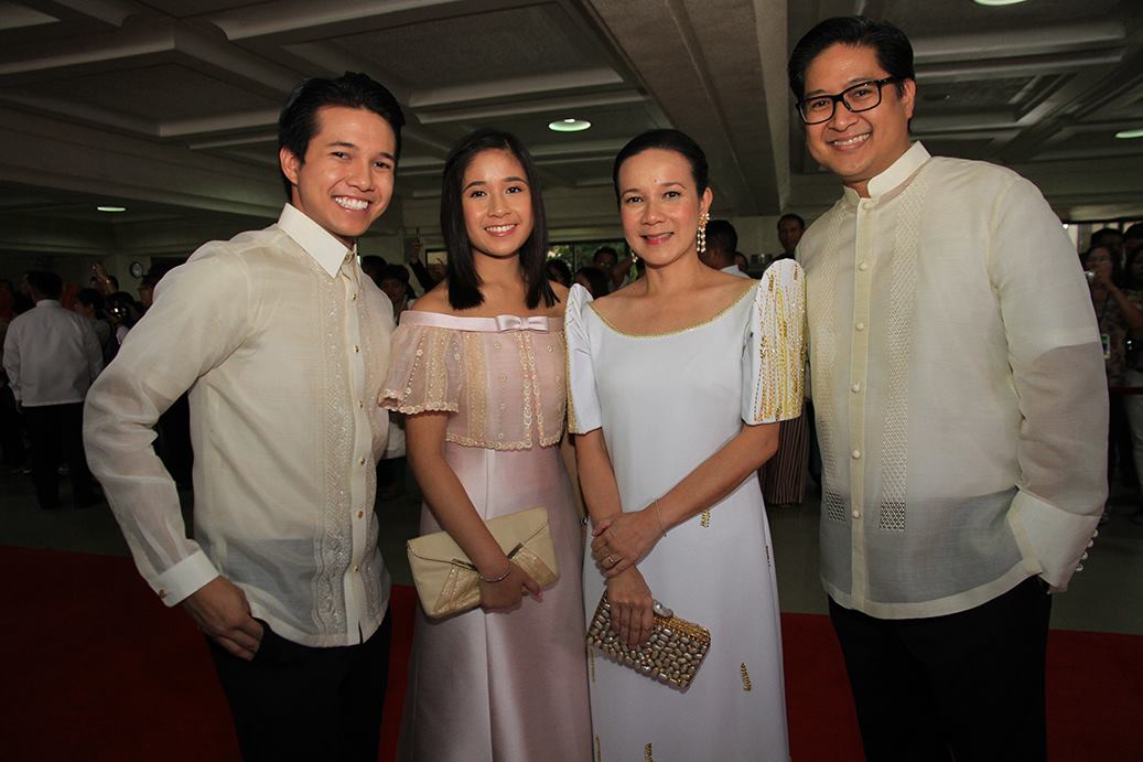 Grace Poe reporter-son goes on leave to help mom