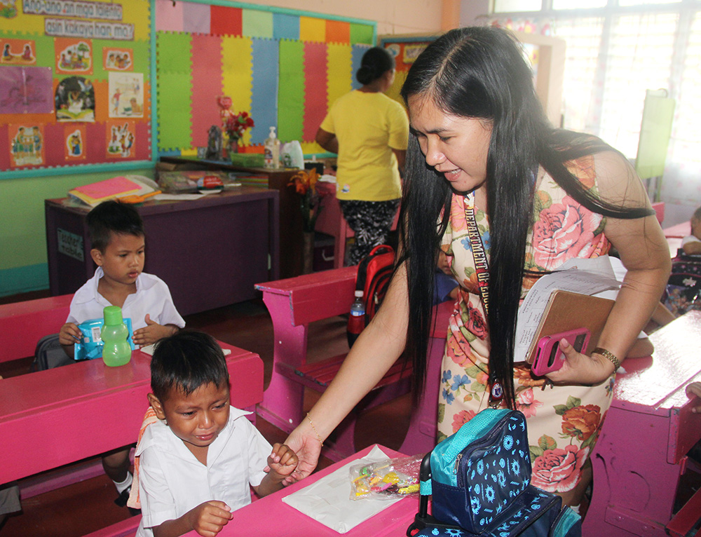 Teachers give free supplies to students in Legazpi public school